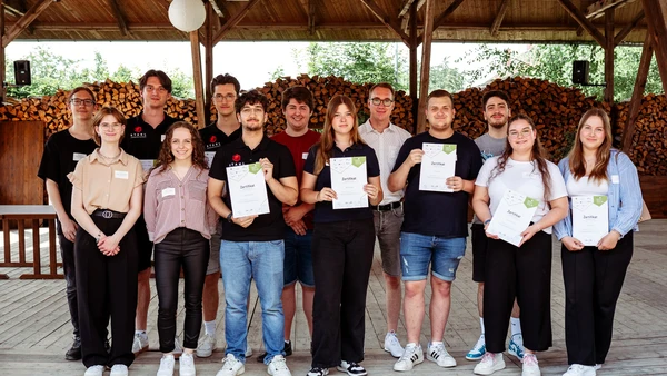 Gruppenbild der KUS-Nachhaltigkeitsscouts mit deren Zertifikaten